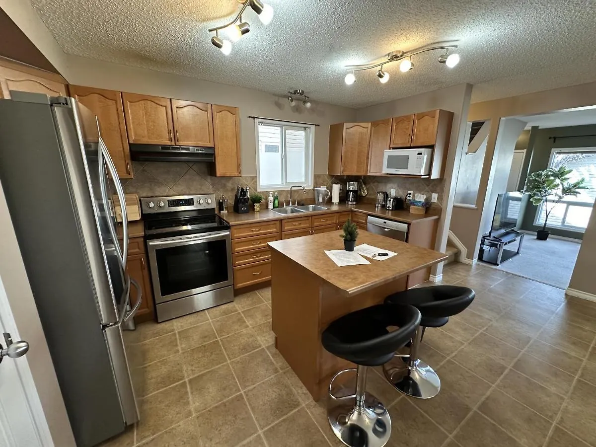 Spacious & Private Retreat Near West Edmonton Mall Villa Holiday home