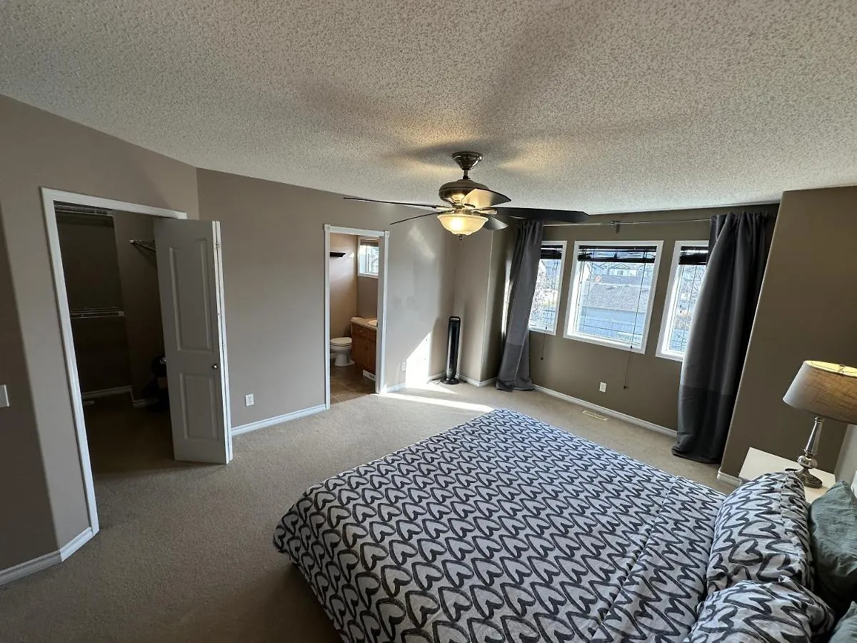 Holiday home Spacious & Private Retreat Near West Edmonton Mall Villa