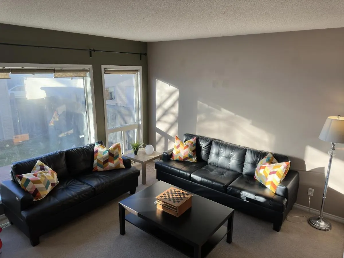 Spacious & Private Retreat Near West Edmonton Mall Villa Holiday home