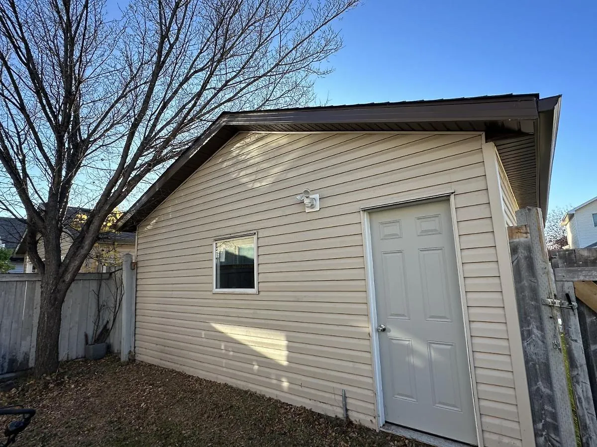 Spacious & Private Retreat Near West Edmonton Mall Villa Holiday home