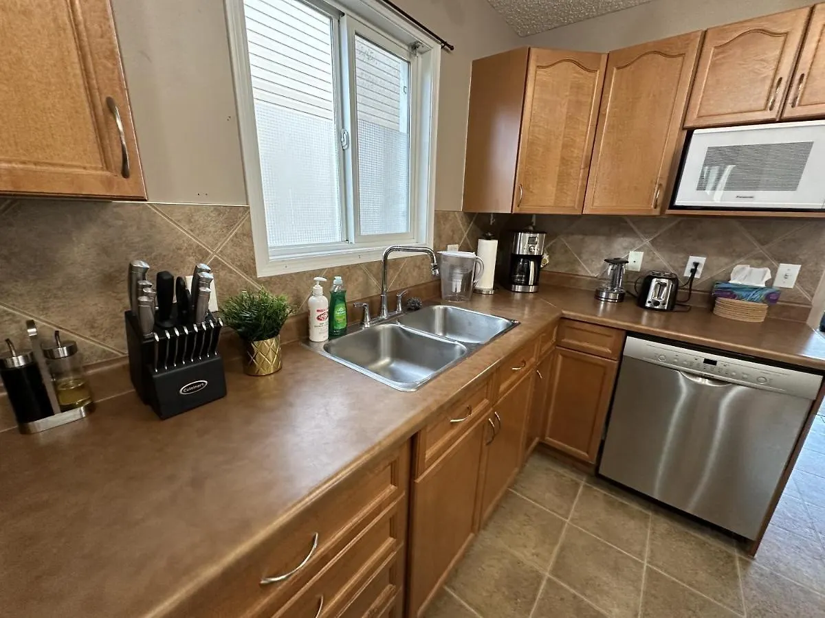 Spacious & Private Retreat Near West Edmonton Mall Villa Holiday home