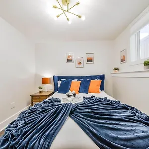Holiday home Tropical Oasis - King Beds - Free Netflix & Parking - Fast Wi-fi, Edmonton