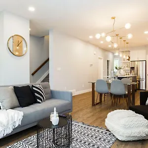 Holiday home Contemporary Haven: Extended With Modern Comforts, Edmonton